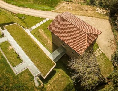 vista aerea caserío reformado para convertirse en un alojamiento rural moderno en bera navarra