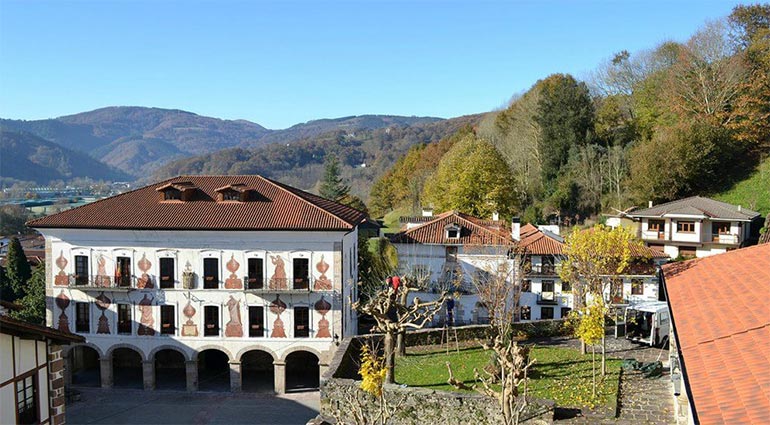 pinturas de la fachada del ayuntamiento de bera en el valle del baztán