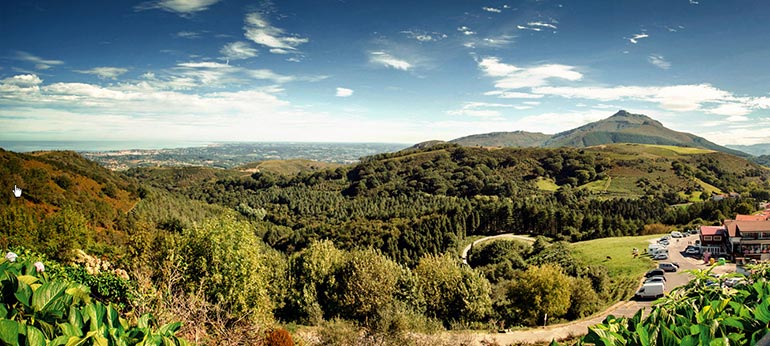 Alto o Col de Ibardin zona comercial en la frontera entre francia y navarra