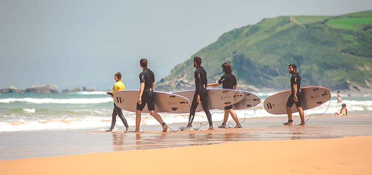 practica surf en cualquiera de las playas de al rededor de la casa rural para grupos Landaburu Borda