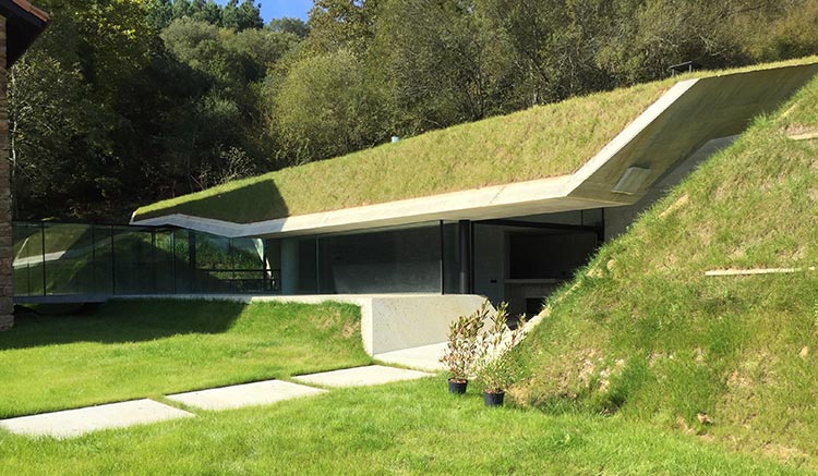 edificio anexo a la casa rural para grupos donde están las zonas comunes de sala de estar, cocina, comedor