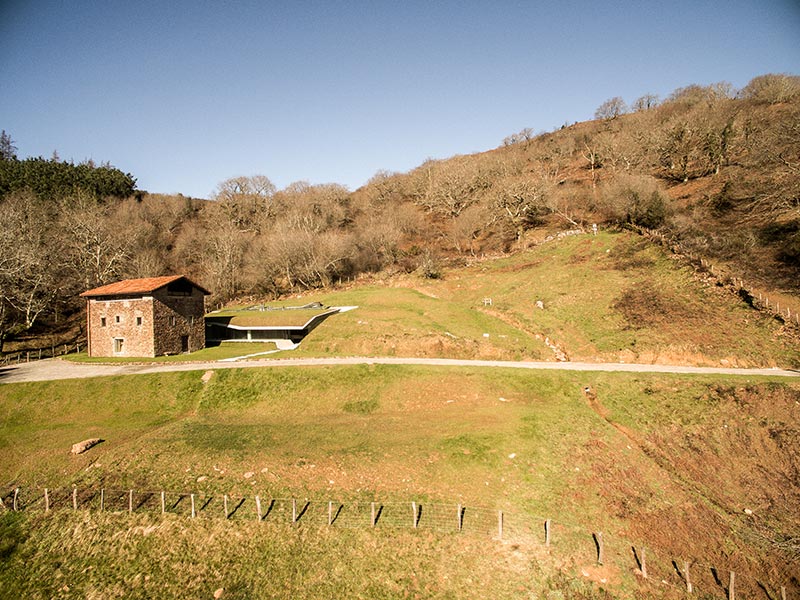 Landaburu Borda como alquiler de casa rural completa para grupos dispone de un terreno de unos 4000m2 con zonas de tumbonas