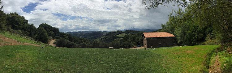 casa rural con zonas de relax para tomar en el sol rodeados de naturaleza en landaburu