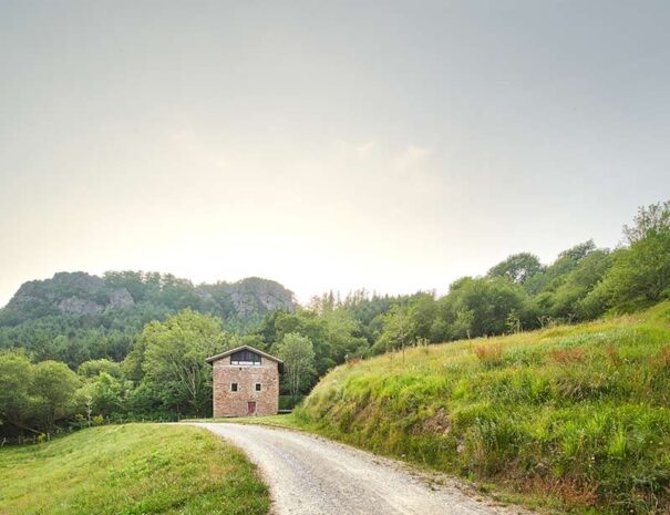 Exterior de la casa rural moderna alquiler íntegro Landaburu Borda. Alojamiento rural Bera - Vera de Bidasoa