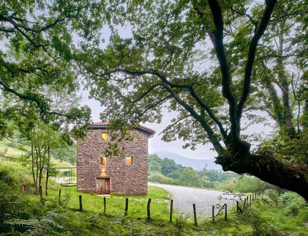 Exterior de la casa rural moderna alquiler íntegro Landaburu Borda. Alojamiento rural Navarra