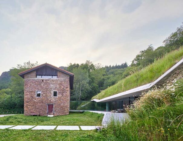 Exterior de la casa rural moderna alquiler íntegro Landaburu Borda. Alojamiento rural cerca de San Sebastián