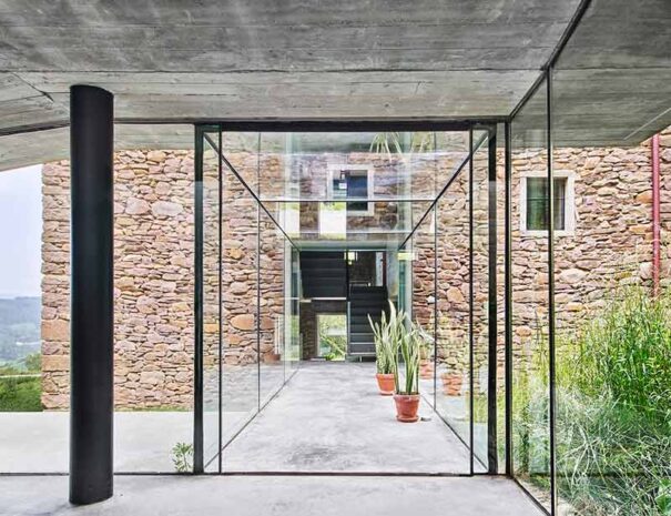 Amplio salón con chimenea. Casa rural moderna para grupos cerca de la playa en el norte, Bera, Navarra.